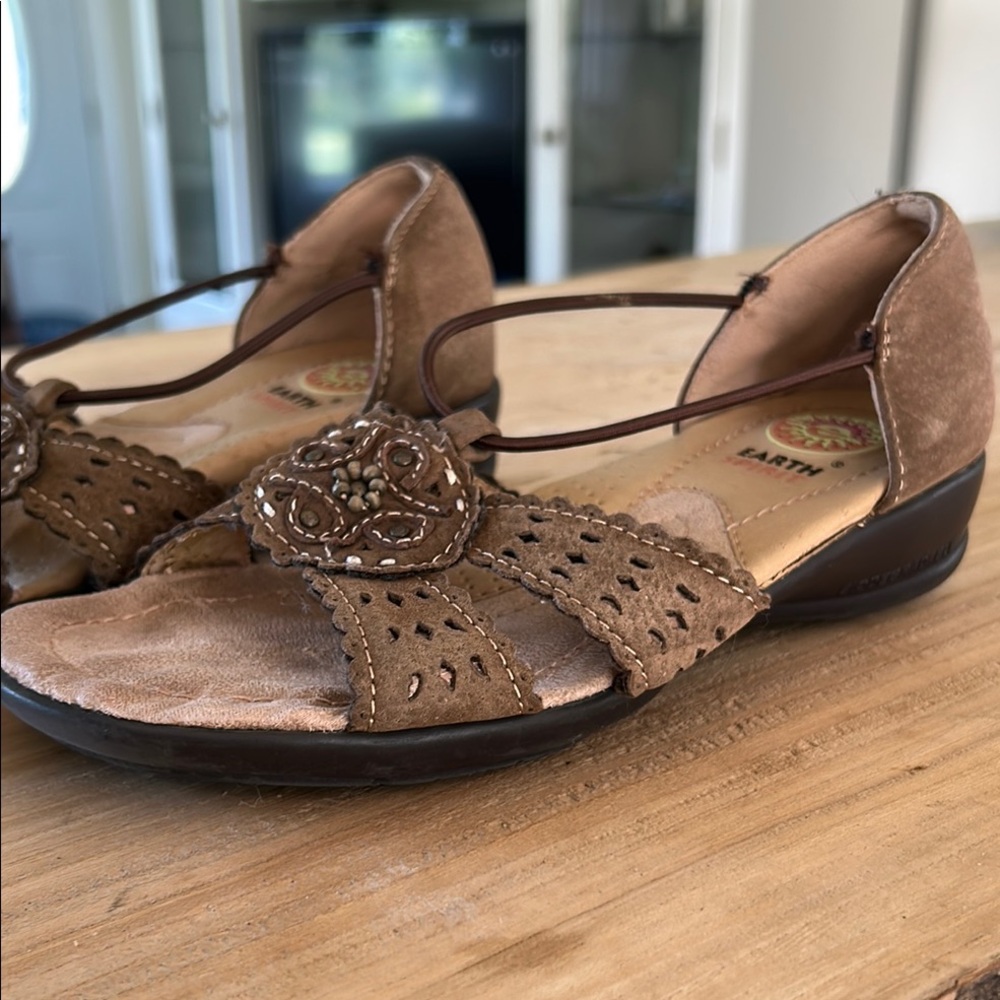 Earth Spirit Brown Sandals with Strappy Design and Floral Detail - Picture 3 of 7